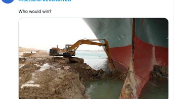Sebuah eskavator coba membebaskan kapal sebesar itu, Hayo, siapa yang akan menang? Foto: Twitter