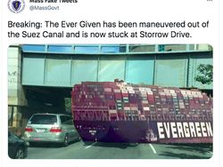 Meme Kocak Kapal Raksasa Nyangkut di Terusan Suez