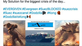 Solusi untuk membebaskan kapal ini mungkin bisa dengan bantuan Godzilla. Foto: Twitter