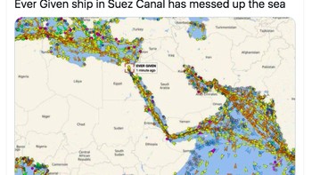Arus kapal yang luar biasa banyak jadi terganggu gegara nyangkutnya Ever Given di Terusan Suez. Foto: Twitter
