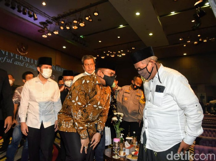 Menteri Agama (Menag) Yaqut Cholil Qoumas menghadiri peringatan 50 tahun Fakultas Dakwah dan Komunikasi Universitas Islam Negeri Sunan Ampel (UINSA) di Surabaya. Dalam acara ini, Yaqut mengajak mahasiswa hingga alumnus Fakultas Dakwah dan Komunikasi UINSA meneladani ajaran islam yang disebarkan oleh Sunan Ampel.