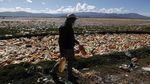 Miris! Sampah Botol Plastik Selimuti Sungai di Bolivia