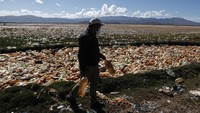 Limber Sanchez, seorang ahli ekologi dengan Pusat Ekologi dan Masyarakat Andes regional (CEPA), mengatakan kebiasaan penduduk membuang sampah di sungai sudah sangat mengkhawatirkan.
