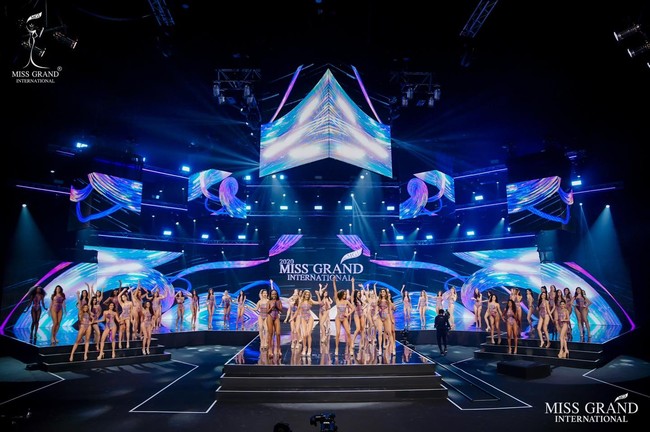 Inilah aksi para finalis Miss Grand International 2020 saat memakai baju renang di sesi kompetisi preliminary. Kontes kecantikan dunia ini digelar di tengah pandemi Corona dan para finalisnya harus menjalani karantina mandiri selama 14 hari sebelum mengikuti kompetisi. Foto: Dok. Instagram Miss Grand International