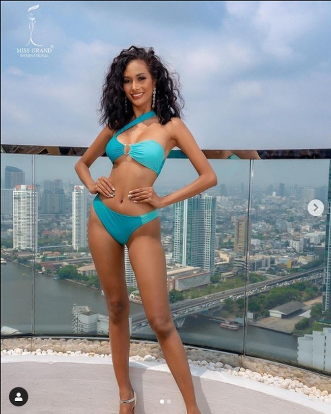 Dan inilah penampilan Aurra Kharisma saat penjurian busana renang yang digelar beberapa hari sebelum kompetisi preliminary Miss Grand International 2020. Berkat penampilannya ini Aura masuk top 10 finalis terbaik memakai baju renang. Foto: Dok. Instagram Miss Grand International
