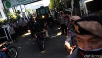 Rombongan mobil kejaksaan yang membawa Rizieq langsung masuk ke dalam pengadilan.
