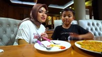 Ini menjadi salah satub bukti, Nathalie Holscher makan bersama putra Sule yang terkakhir. Bahkan sesekali Nathalie Holscher menyuapi makanan ke anak-anak sambungnya. Foto: Instagram @NathalieHolscher