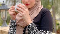 Cantiknya Nathalie Holscher memang membuat Sule jatuh cinta. Lihat saja, posenya saat memegang cangkir minuman ini terlihat sangat cantik. Foto: Instagram @NathalieHolscher