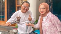 Kedekatan Sule dan Nathalie Holscher juga terlihat dalam momen BBQ-an ini. Sule dan Nathalie Holscher kompak memanggang daging untuk disantap bersama-sama. Foto: Instagram @NathalieHolscher