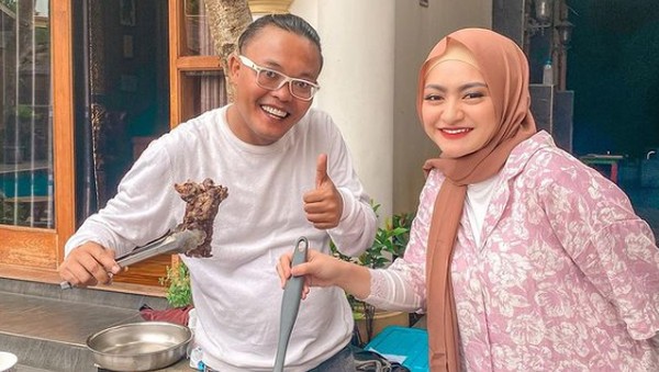 Romantisnya Nathalie Holscher dan Sule saat BBQ-an