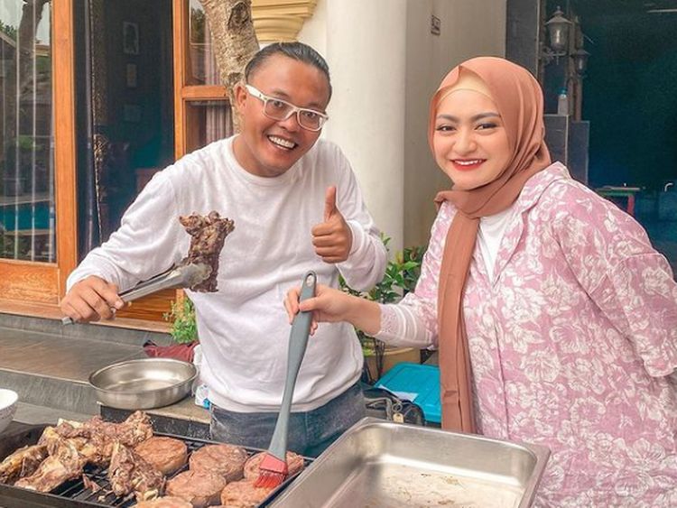 Romantisnya Nathalie Holscher dan Sule saat BBQ-an
