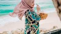 Cantiknya paras Nathalie Holscher juga terlihat dalam momen liburan yang satu ini. Nathalie Holscher asyik menikmati kelapa langsung dari batoknya. Foto: Instagram @NathalieHolscher