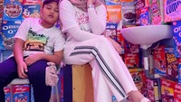 Mengajak putra terakhir Sule, Nathalie Holscher asik berpose di bar sereal yang sedang tren di kawasan Bekasi. Keduanya kompak berpose dengan hiasan kotak-kotak kemasan sereal. Foto: Instagram @NathalieHolscher