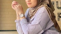 Nathalie Holscher tengah ramai dibicarakan usai membela sang suami yang diisukan tak mau di-roasting oleh Komika Kiky Saputri. Melalui Instagram, ia pun menyindir komika tersebut. Foto: Instagram @NathalieHolscher