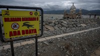 Pemerintah setempat memasang tanda peringatan kepada pengunjung agar tidak berenang di kawasan tersebut karena telah menjadi habitat baru bagi kawanan buaya muara sejak bencana alam dua tahun lalu dan telah beberapa kali memakan korban.