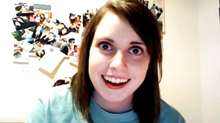 Kalau kamu orang yang suka dengan meme, kamu pasti sudah tidak asing dengan meme overly attached girlfriend. Meme ini sering digunakan untuk bercandaan tentang pacar posesif yang menyeramkan.

Ternyata, asal muasal meme ini memiliki cerita unik. Dikutip dari Grunge, ada alasannya mengapa foto ini bisa viral.

Sebenarnya, foto ini merupakan sebuah tangkapan layar video dari Laina Morris yang saat itu berusia 20 tahun. Kala itu, ia mengunggah video parodi Justin Bieber Boyfriend dan menggantinya dengan perspektif pacar stalker.

Sehari setelah dia mengunggahnya, tangkapan layar video tersebut mendarat di Reddit, dan meme overly attached girlfriend pun lahir.