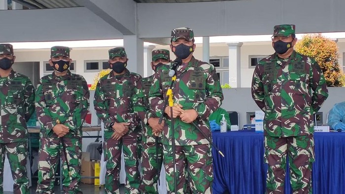 Panglima TNI Marsekal Hadi Tjahjanto tinjau pelaksanaan vaksinasi COVID di Kolinlanmil Jakut