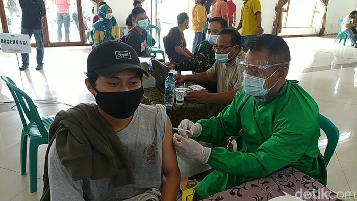 Pegawai hotel dan pos di Ciamis menjalani vaksinasi