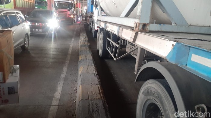 Pembatas tengah Jl Raya Cilincing di Koja, Jakarta Utara, sekarang dilengkapi kerucut oranye supaya lebih jelas terlihat. 26 Maret 2021. (Afzal NI/detikcom)