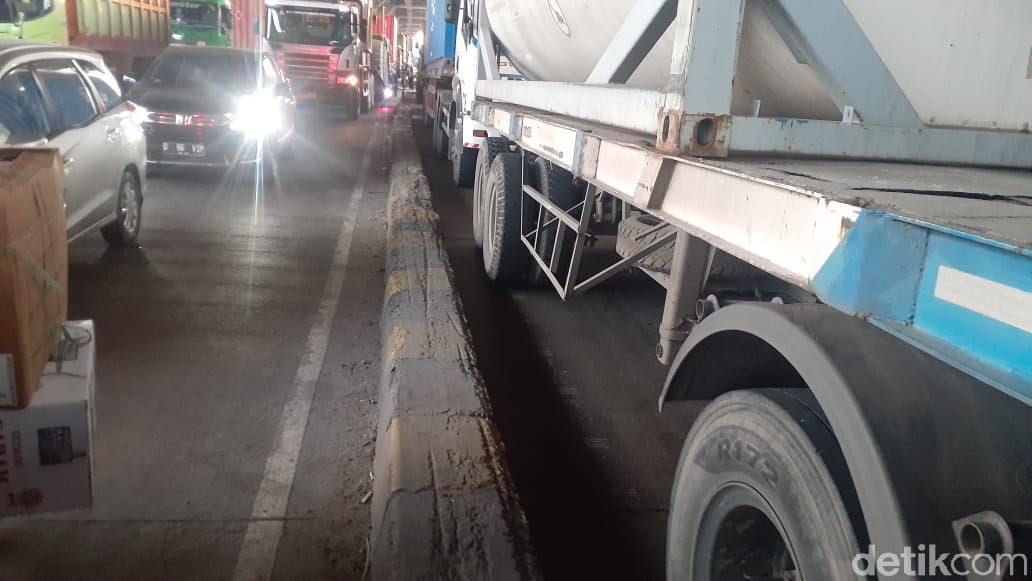 Pembatas tengah Jl Raya Cilincing di Koja, Jakarta Utara, sekarang dilengkapi kerucut oranye supaya lebih jelas terlihat. 26 Maret 2021. (Afzal NI/detikcom)