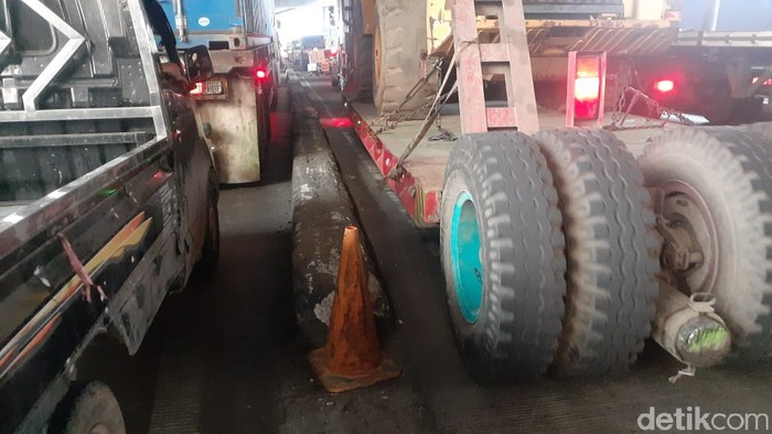 Pembatas tengah Jl Raya Cilincing di Koja, Jakarta Utara, sekarang dilengkapi kerucut oranye supaya lebih jelas terlihat. 26 Maret 2021. (Afzal NI/detikcom)