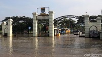 Kantor Balai Pengujian Kendaraan Bermotor Dinas Perhubungan (Dishub) Kota Bandung terendam banjir, Jumat (26/3/2021). Banjir terjadi di pintu masuk dan sebagian halaman di kantor tersebut.