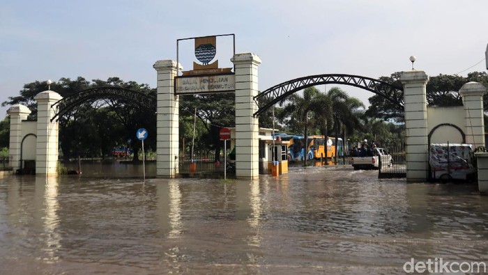 Penampakan Kantor Dishub Kota Bandung yang Terendam Banjir Kantor Dishub Kota Bandung terendam banjir. Banjir terjadi di pintu masuk dan sebagian halaman di kantor tersebut. Berikut penampakannya.
