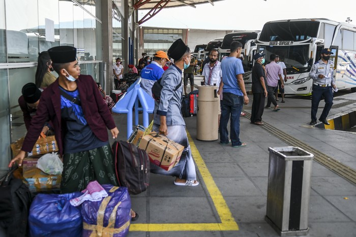 Pemerintah melarang mudik lebaran 2021. Larangan mudik yang akan dimulai dari 6-17 Mei itu dilakukan sebagai upaya pencegahan lonjakan kasus COVID-19 di RI.