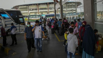 Pemerintah Larang Mudik Lebaran, Terminal Pulogebang Tetap Ramai