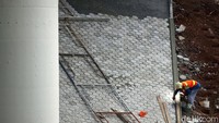 Dengan dilakukan perawatan dan pemeliharaan, fisik dinding tiang Flyover Tol Halim Perdakusuma, terlihat jadi bersih dan rapi.