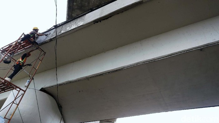 Perawatan Kolong Flyover Tol Halim Perdakusuma Kolong Flyover Tol Halim Perdanakusuma, Jakarta Timur, dibersihkan dan dicat ulang kembali. Sebelumnya kolong flyover tersebut menghitam karena asap kendaraan.