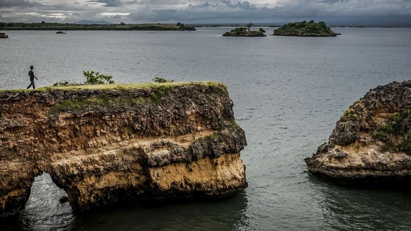 Nyale adalah sebutan bagi jenis cacing laut oleh masyarakat Lombok yang dipercaya sebagai jelmaan Putri Mandalika. Nyale adalah sebutan bagi jenis cacing laut oleh masyarakat Lombok yang dipercaya sebagai jelmaan Putri Mandalika.