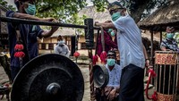 Oleh karena itu, guna membangkitkan sektor pariwisata termasuk di Lombok, pemerintah telah meluncurkan kampanye Gerakan Nasional Bangga Buatan Indonesia (Gernas BBI) dan Bangga Berwisata Indonesia (BWI) bertajuk Eksotisme Lombok. 