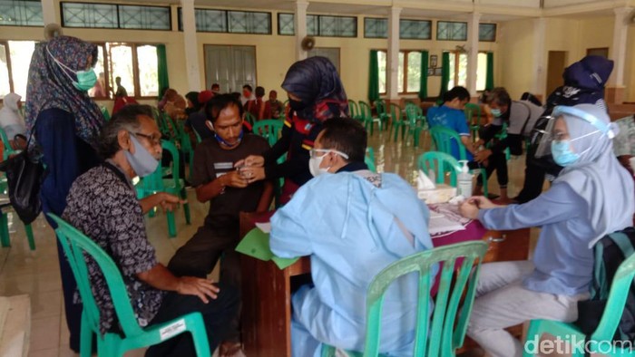Petugas Dinas Kesehatan tengah memeriksa pasirn gangguan jiwa sebelum diberangkatkan ke Rumah Sakit Jiwa (RSJ) Marzuki Mahdi.