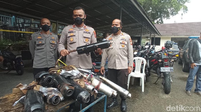 Polisi amankan ratusan kendaraan.
