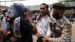 Polisi Bubarkan Massa HRS yang Berkerumun