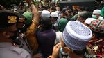 Polisi Bubarkan Massa HRS yang Berkerumun