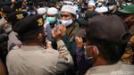 Polisi Bubarkan Massa HRS yang Berkerumun