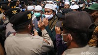 Sementara diluar persidangan kisruh antara Polisi dan pendukung, di dalam persidangan Kuasa hukum Rizieq menyampaikan eksepsi itu dibaca langsung oleh Rizieq sendiri dalam persidangan. Namun sidang pembacaan eksepsi ini tidak terpantau baik secara langsung di Pengadilan Negeri Jakarta Timur (PN Jaktim) maupun secara virtual di kanal YouTube PN Jaktim.