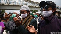 Pendukung HRS bersholawat di depan PN Jaktim.