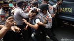 Polisi Bubarkan Massa HRS yang Berkerumun