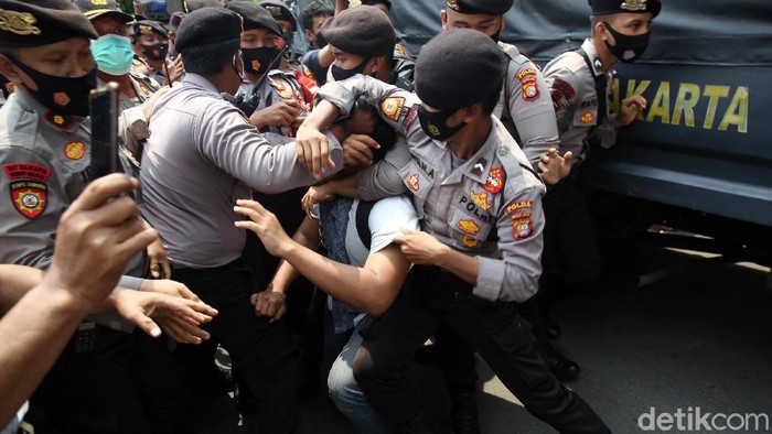 Polisi membubarkan dan menangkap para pendukung HRS yang berkerumun dan tidak mau membubarkan diri saat sidang berlangsung di PN Jakarta Timur, Jumat (26/3/2021).