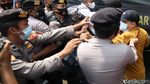Polisi Bubarkan Massa HRS yang Berkerumun
