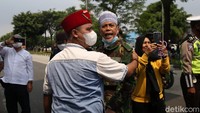 Ada beberapa bagian dari para pendukung yang tetap ngotot untuk berada di sekitar lokasi, ada sebagian yang terpaksa harus pulang dan menghindari kerumunan.