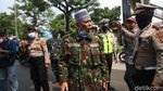 Polisi Bubarkan Massa HRS yang Berkerumun