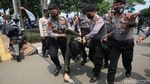 Polisi Bubarkan Massa HRS yang Berkerumun