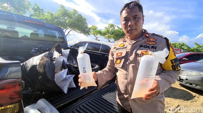 Polisi mengamankan dua warga terkait kepemilikan 18 ribu benur di Sukabumi