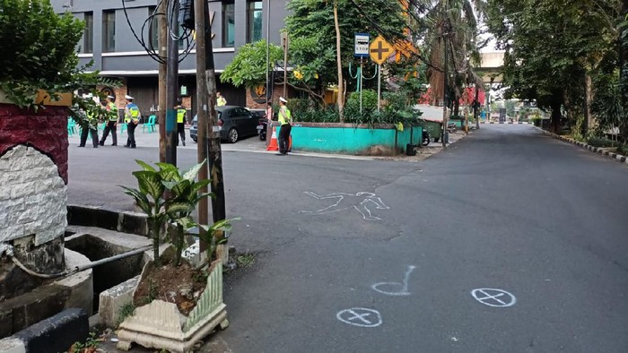 Polisi menggelar olah TKP kasus tabrak lari di Kelapa Gading, Jakarta Utara pagi ini.