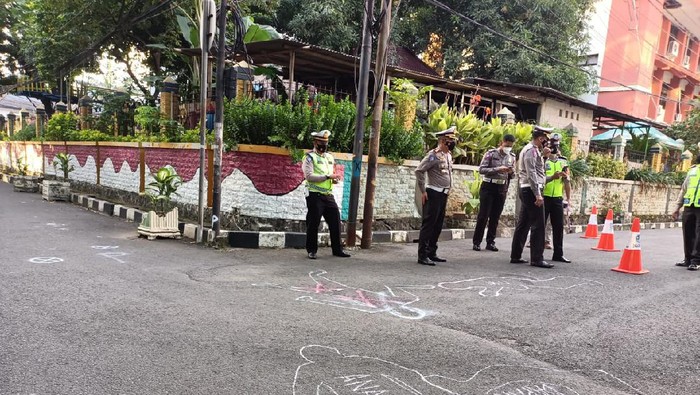 Polisi menggelar olah TKP kasus tabrak lari di Kelapa Gading, Jakarta Utara pagi ini.