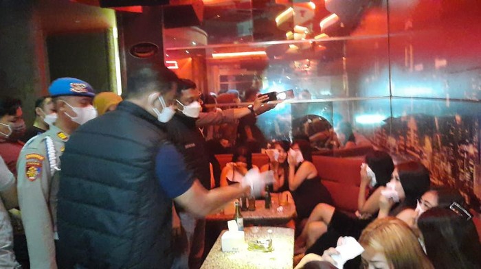 Polisi razia tempak karaoke di Serpong, Tangsel